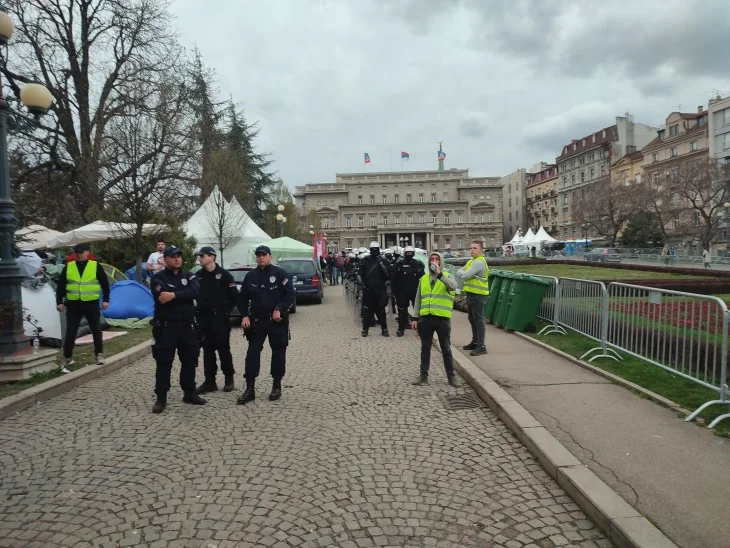 Тензии во Белград пред големиот протест: Илјадници студенти и граѓани се собираат за антивладин митинг