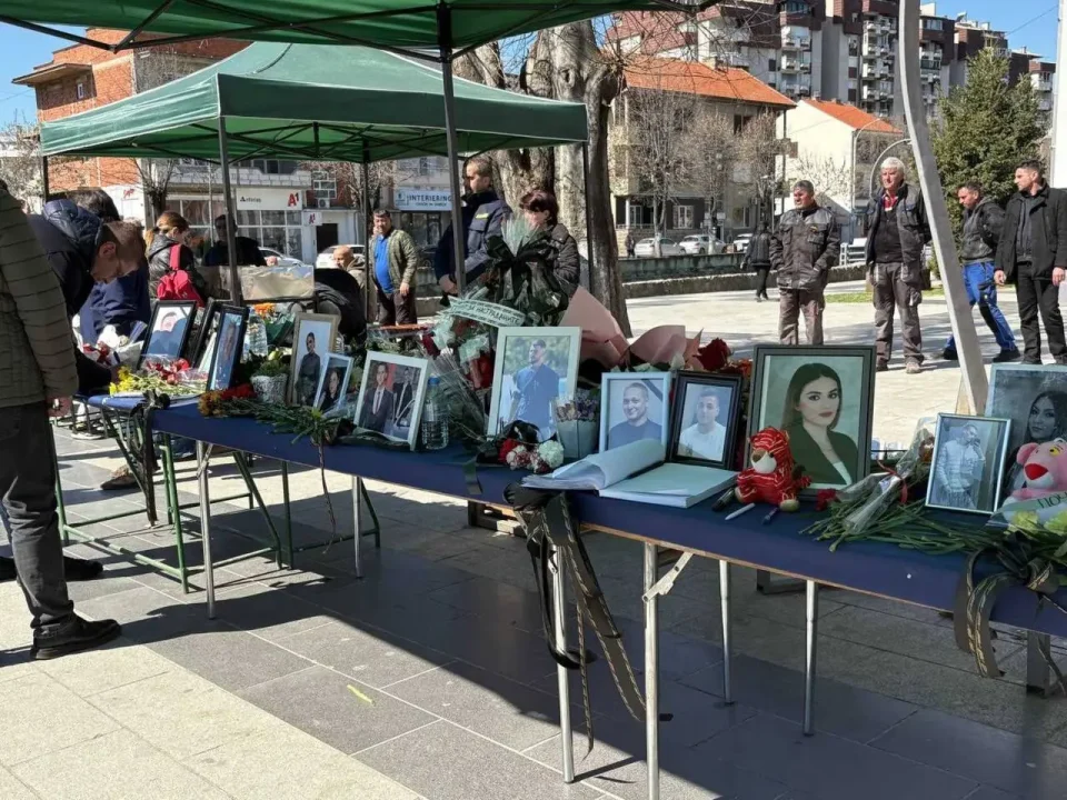 Мицкоски го посети Кочани и се потпиша во Книгата на жалост, во солзи и тишина даваме почит за жртвите