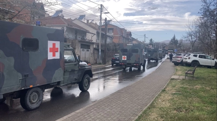 Одбиваат обдукција: Родители во Кочани прават жив штит пред болницата, бараат телата на загинатите деца им бидат предадени за да ги подготват за погреб