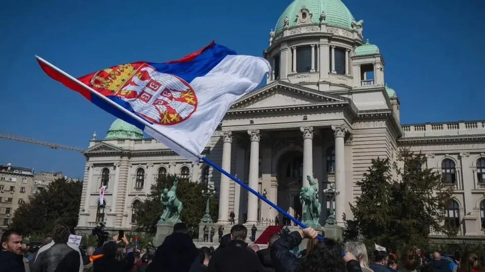 Српскиот парламент под клуч: Мерки пред бурата на најавениот масовен протест