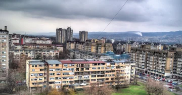 Граѓаните во станбените згради во Скопје живеат во ризик: Блокирани скали, неисправни хидранти и нула планови за евакуација