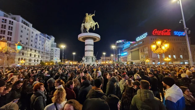 (ВИДЕО) 16-минутна тишина ја обедини Македонија: Илјадници на плоштадот „Македонија“ ја изразија заедничката болка за жртвите во Кочани