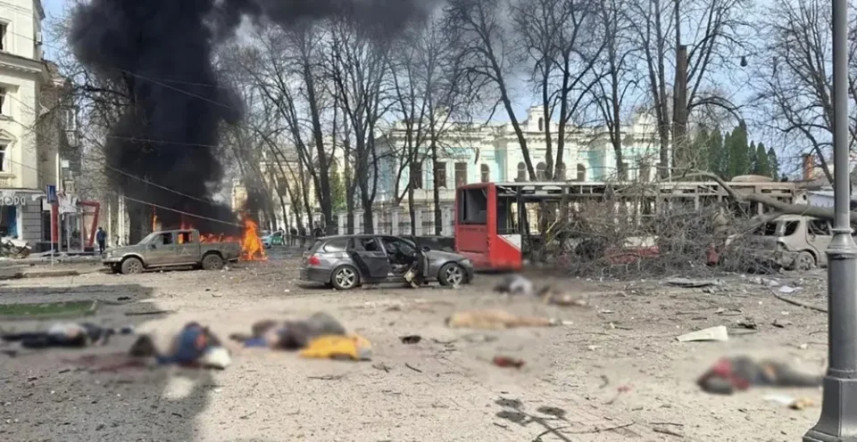 (ВИДЕО) Руски напад во Суми: 31 загинат, меѓу нив и деца