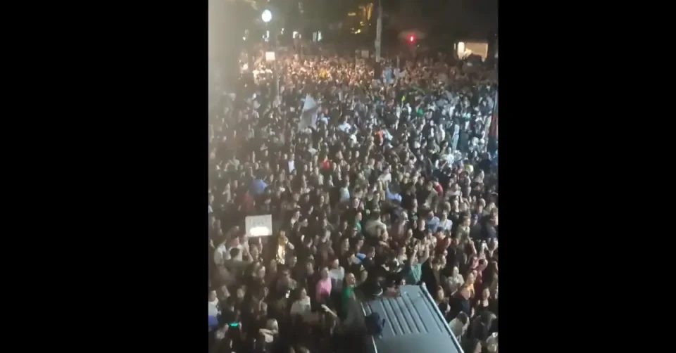 (ВИДЕО) Студентите седма ноќ блокираат пред РТС во Белград: Забава и протест пред зградата