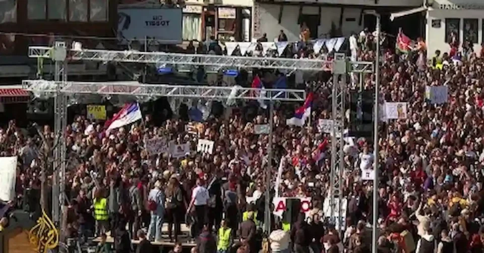 ВЛЕГЛЕ ВО ФИЛМ ДЕКА СЕ ПОЛИТИЧАРИ: Професори во Србија поднесуваат петиција за вонредни избори, објави Академскиот пленум