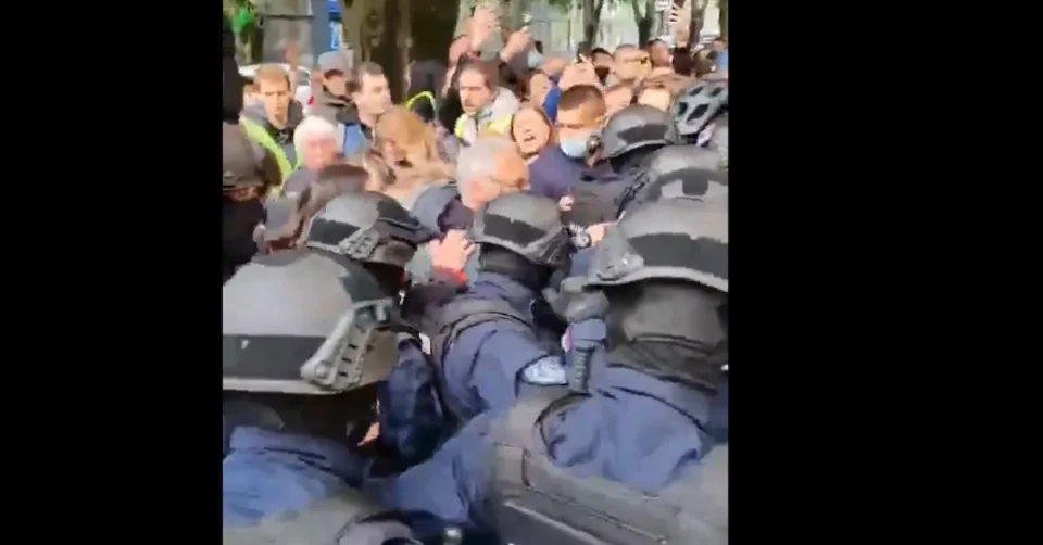 (ВИДЕО) БЛОКАДАТА ПРОДОЛЖУВА: Судири меѓу студентите и полицијата во Нови Сад