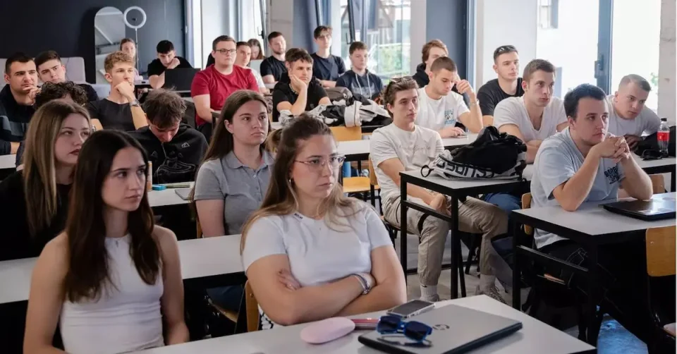 Студирај сега за нула денари, а плати откако ќе се вработиш