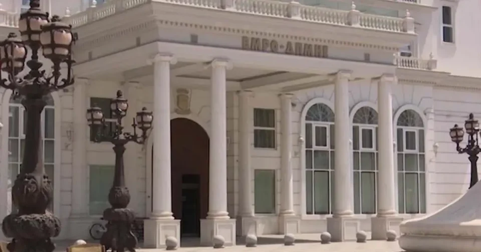 КРИМИНАЛНИ ДОГОВОРИ И УНИШТЕНА МРЕЖА: Со кое лице СДС зборува за енергетскиот сектор, додека нивниот директор на ЕСМ е во бегство?