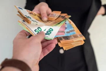 Запленети фалсификувани девизи вредни 100 милиони евра во Истанбул