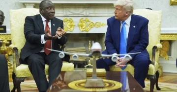 ВРШИТЕ ГЕНОЦИД НАД БЕЛЦИТЕ: Трамп со обвинувања кон јужноафричкиот претседател - Власта запленува земја и поттикнува насилство над фармерите