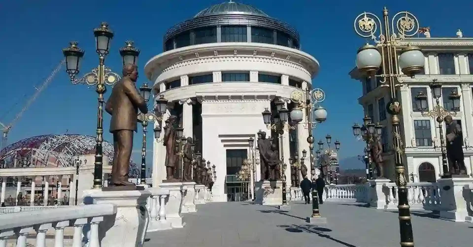 ГРОЗОМНОРНО УБИСТВО ВО ШУТО ОРИЗАРИ: Осомничениот ја избодел партнерката со нож во врат пред нивната петгодишна ќерка!