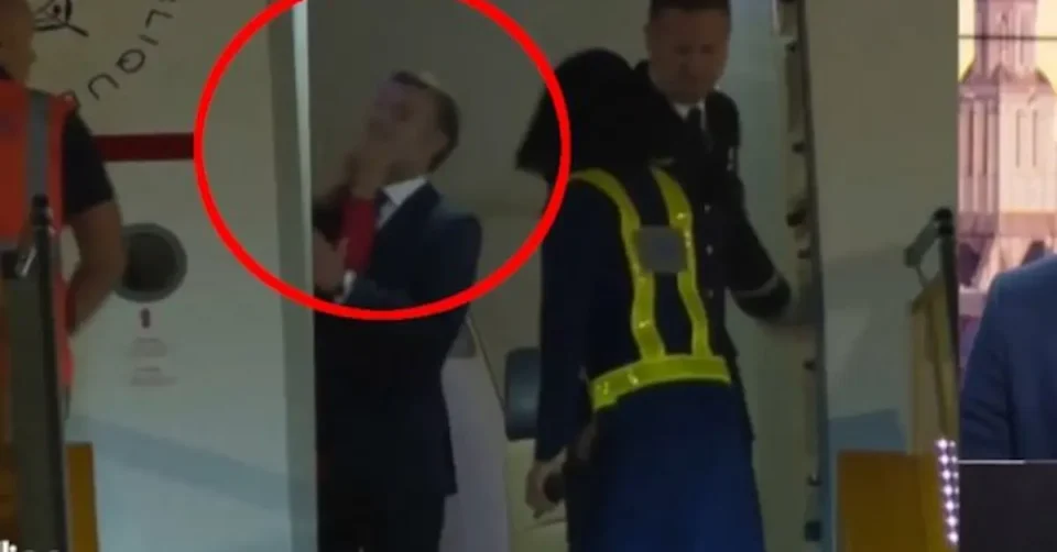 (ВИДЕО) МАКРОН ДОБИ ЌОТЕК ОД НАСТАВНИЧКАТА: Снимка од Виетнам покажува како Брижит го удира Емануел во лице!