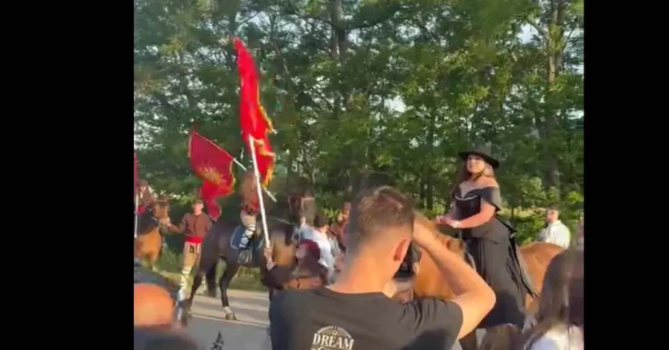 (ВИДЕО) МАТУРАНТКА ОД БИТОЛА НА КОЊ И СО СОНЦЕТО ОД КУТЛЕШ!