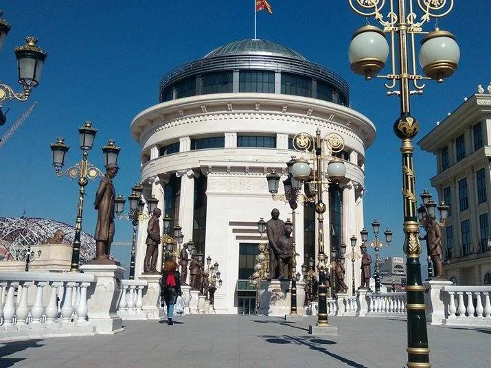 Пред 5 годишната ќерка со нож ја избодел сопругата