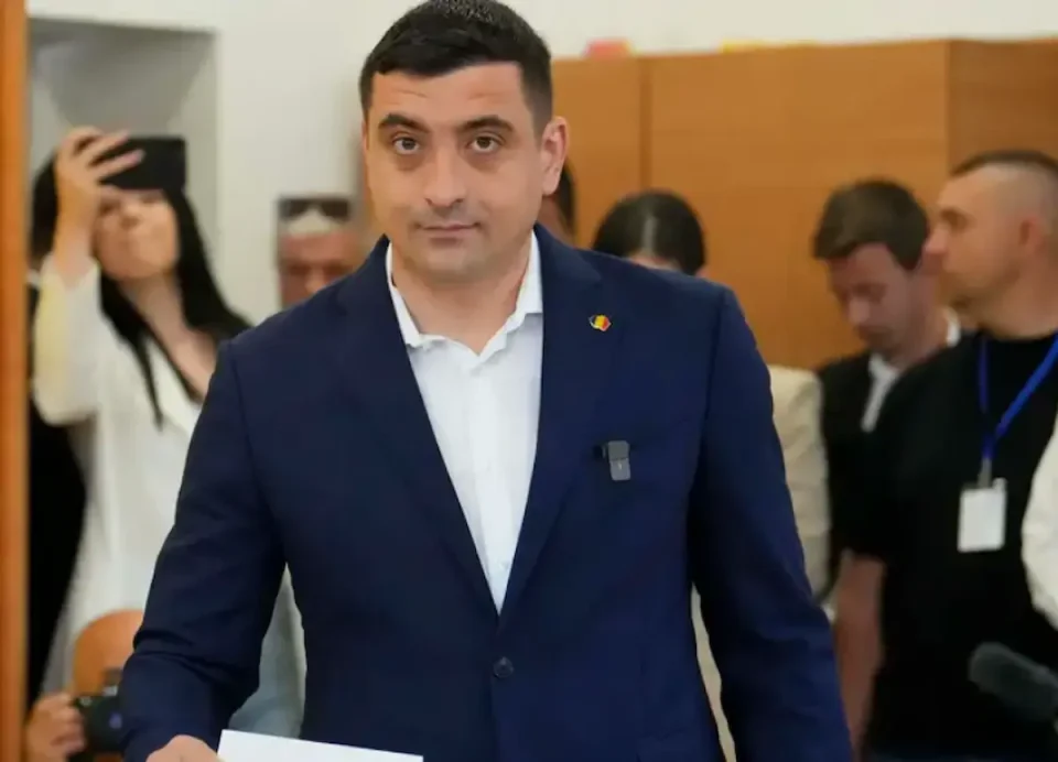 ПРЕТСЕДАТЕЛСКИ ИЗБОРИ ВО РОМАНИЈA: „Време е да си ја вратиме земјата“ – ултрадесничарскиот кандидат Симион победи во првиот круг со 40% од гласовите!