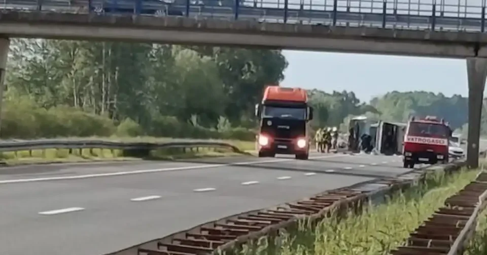 Превртување на автобус во Хрватска: Две лица загинаа, повеќе се повредени