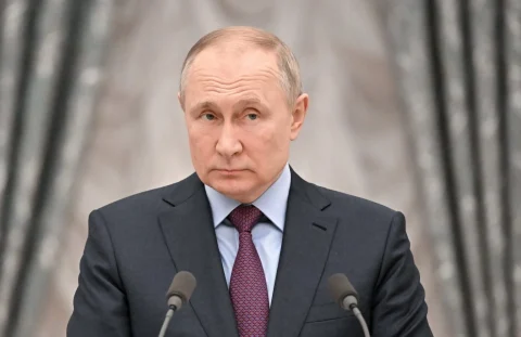 ПУТИН ВО ПОСЕТА НА КУРСКАТА ОБЛАСТ: Украинците би биле „втори на натпревар за идиоти“ – уништуваат споменици од Втората светска војна, вели рускиот лидер