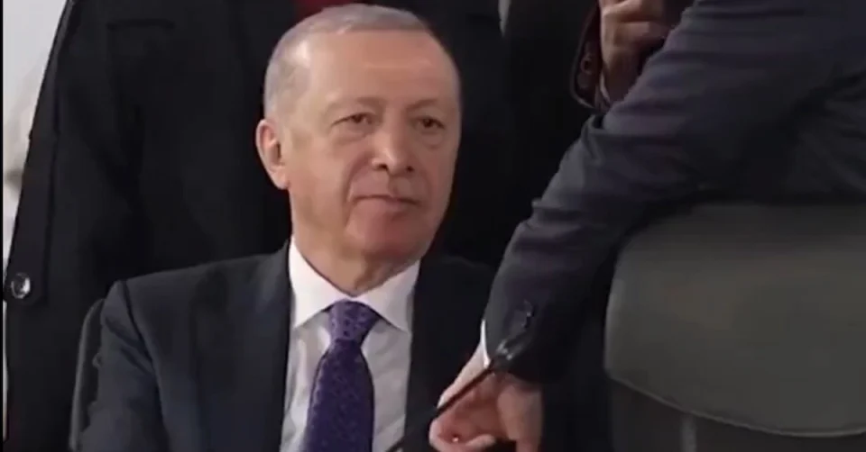 (ВИДЕО) РАКУВАЊЕТО НА ЕРДОГАН И МАКРОН: „Кога ќе фати – не пушта“ – турскиот лидер сакаше да покаже кој е главен