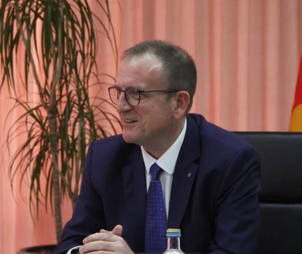 Арбен Таравари ја поднесе оставката