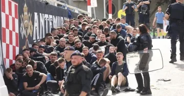 (ВИДЕО) ТЕШКИ НЕМИРИ ВО ПУЈАНКЕ: Тепачка меѓу навивачите на Динамо и Хајдук пред дерби во Пољуд, полицијата приведе над 100 лица