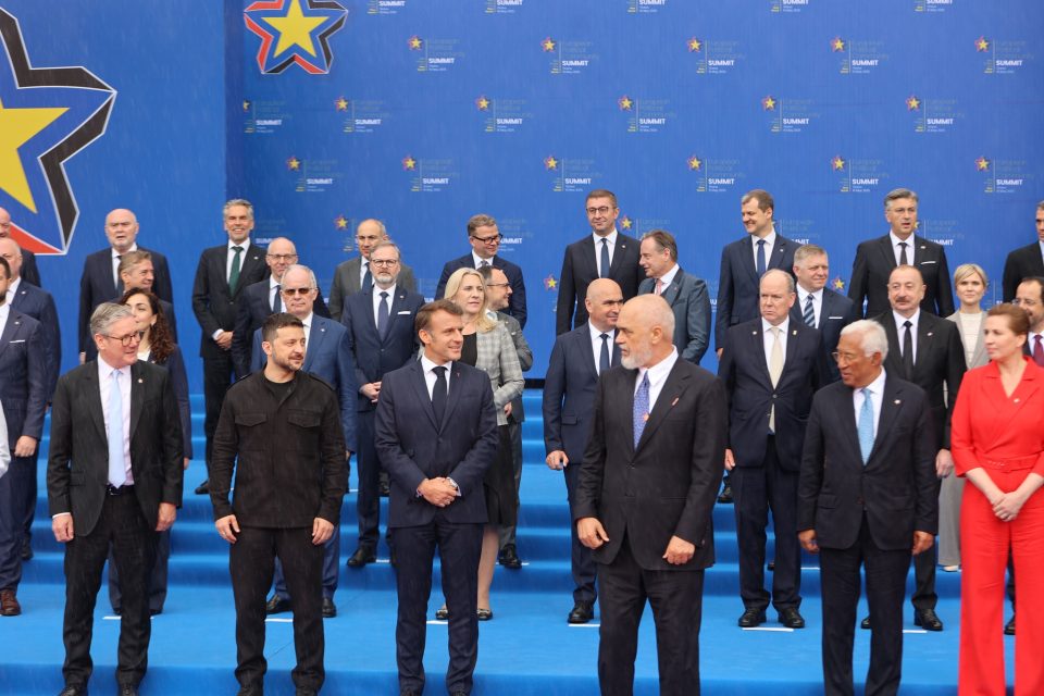 Мицкоски носи договор за стратешко партнерство со Велика Британија: Стармер гледа сериозен партнер во Македонија