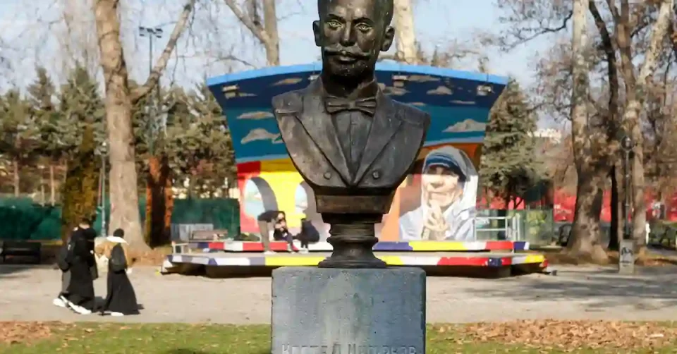 МАСОВНО КРАДЕЊЕ НА БИСТИ И СПОМЕНИЦИ: Украден споменикот на Крсте Петков Мисирков и бистата на Ѓеоргија Пулевски