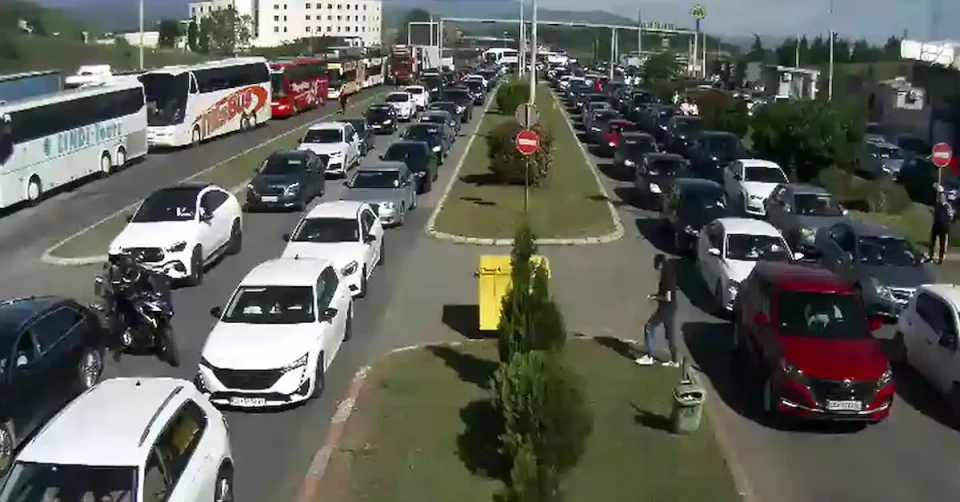 Зголемена гужва: Неработниот ден за 1 Мај ги наполни граничните премини