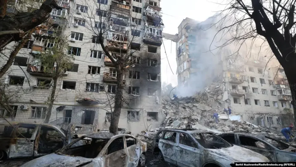 (ВИДЕО) Најжесток напад врз Киев од почетокот на војната – 14 загинати, десетици повредени