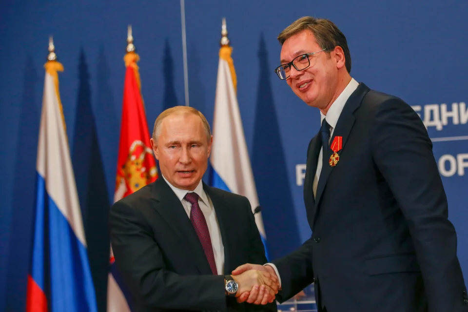 БЕЛГРАД ПРЕКИНА ПРОДАЖБА НА ОРУЖЈЕ ПО РУСКИТЕ ОБВИНУВАЊА: Србија на удар меѓу Западот и Русија
