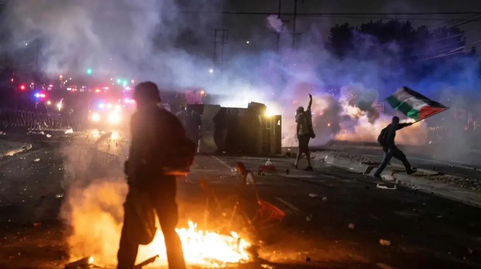 (ВИДЕО) Трамп испрати 2.000 војници во Лос Анџелес – протестите прераснаа во бунт