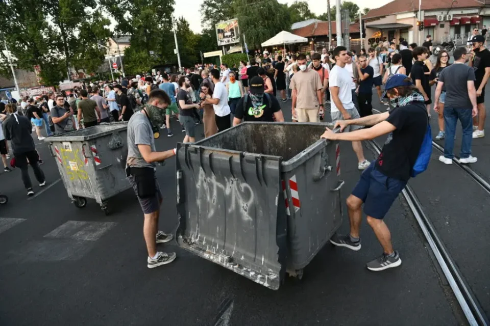 (ВИДЕО) Протести и улици блокирани со контејнери: Утрово сообраќајот во Белград постепено се нормализира