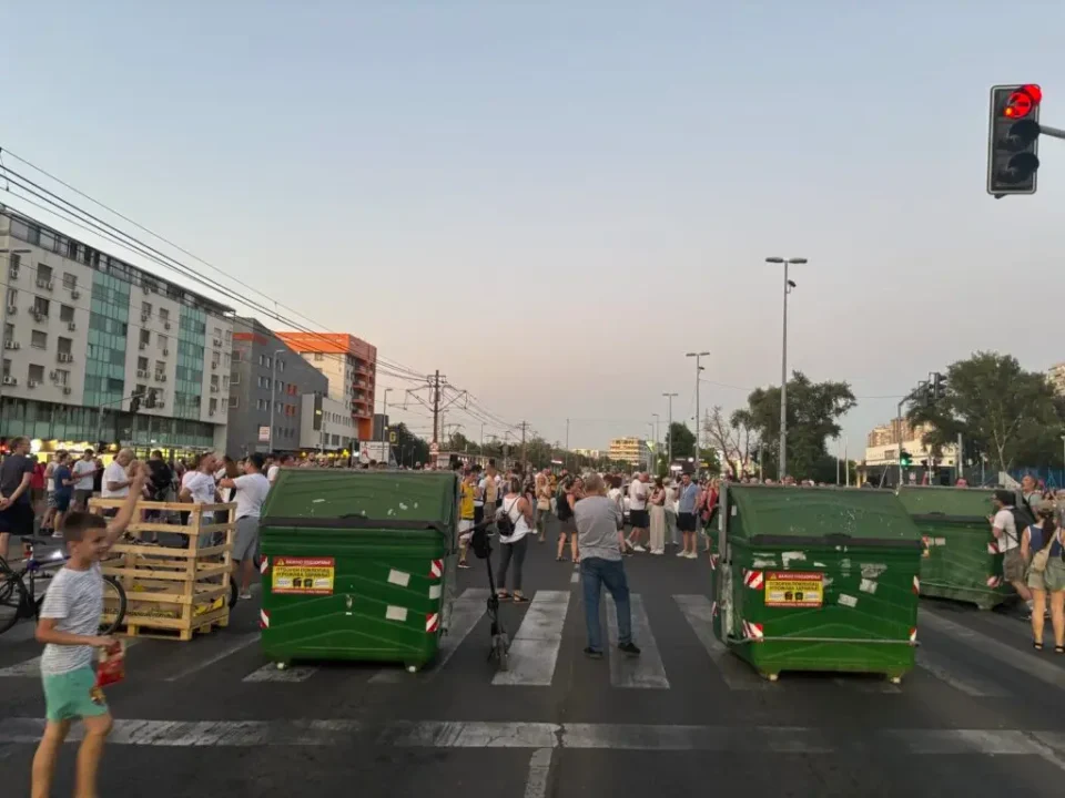 (ФОТО) СТУДЕНТИТЕ ЗАПОЧНАА „ГРАЃАНСКА НЕПОСЛУШНОСТ“: Улици се блокираат со контејнери од Белград до Ниш