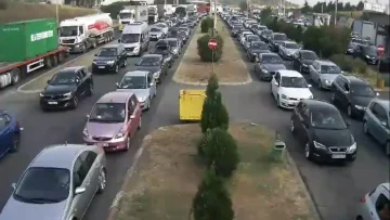 Гужви на границите, се чека најмалку еден час само на македонска страна