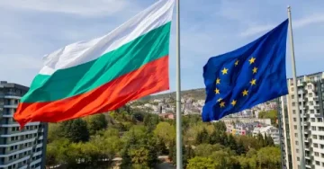 БУГАРИЈА ВЛЕГУВА ВО ЕВРОЗОНАТА: Граѓаните се плашат од раст на цените - 50% од Бугарите се против воведување на еврото
