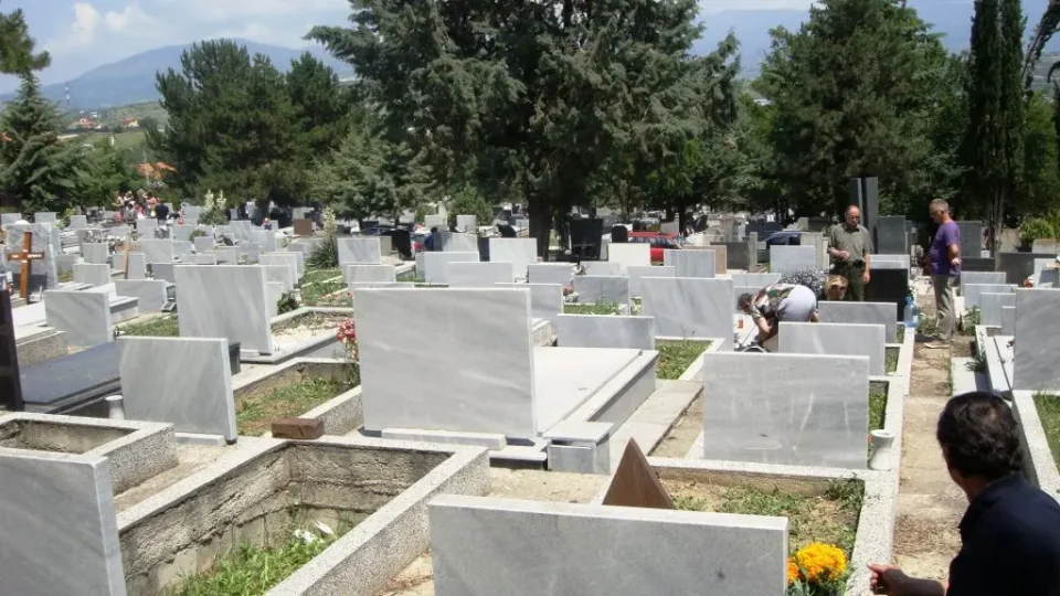 СРАМОТА: Внимавајте, на гробиштата во Бутел се крадат надгробни плочи