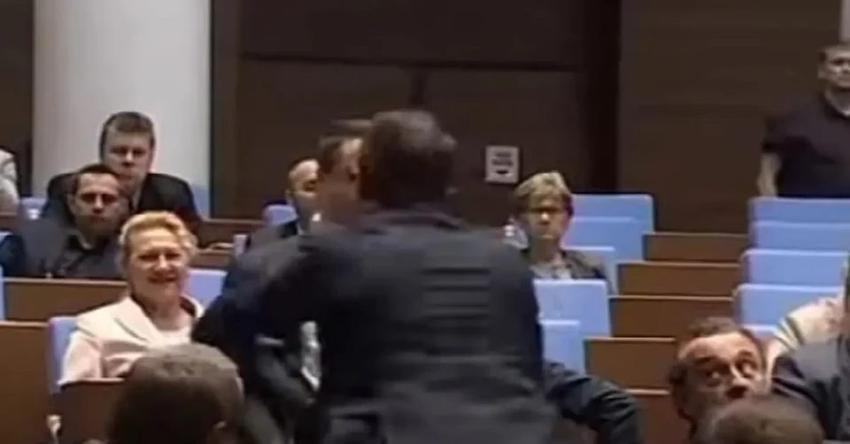 (ВИДЕО) ИНЦИДЕНТИ ВО ПАРЛАМЕНТОТ ВО БУГАРИЈА: Преродба ја блокира говорницата, а граѓаните протестираат против воведување на еврото – Јаничарите ја закопуваат нашата земја, вели Костадинов