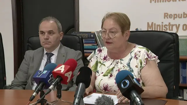 ЈАНЕВСКА НЕ ПОПУШТА: Нема веќе поправање оценки на наставнички совет
