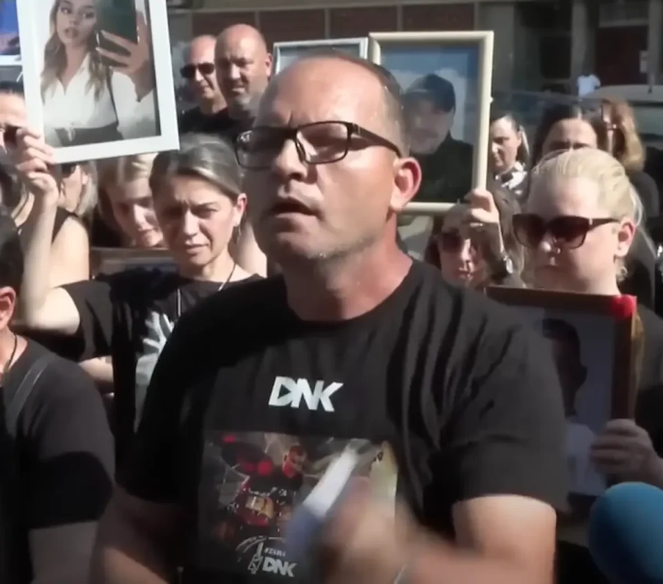 (ВИДЕО) Кочани како сцена за политичка перверзија: СДСМ ја рециклира болката за политички поени – новата верзија на Тамара и Нешковски