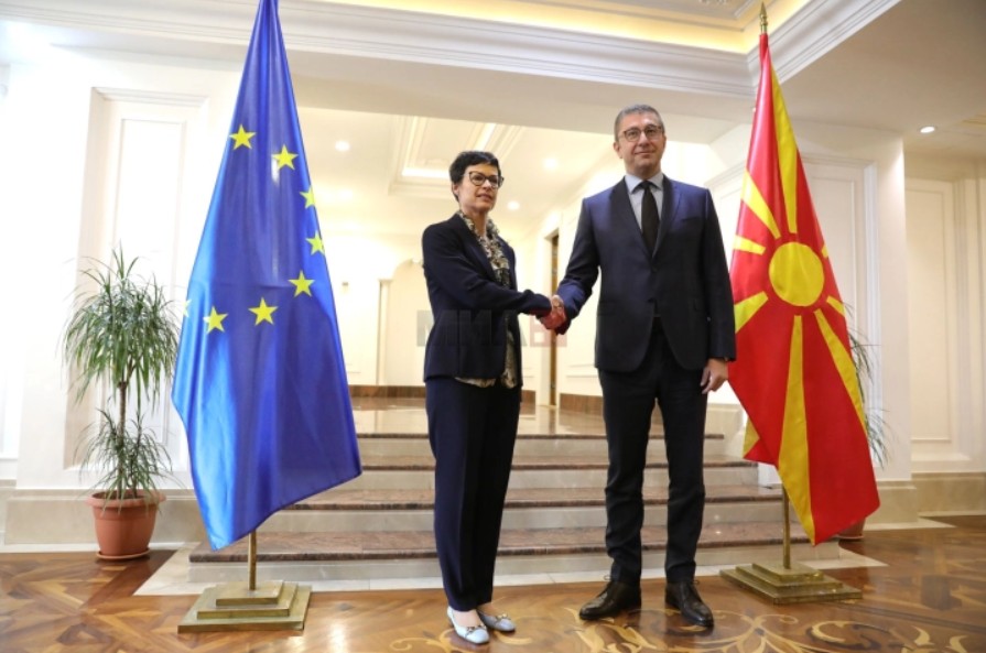 Еврокомесарката Кос пристигна во Скопје, ја пречека премиерот Мицкоски
