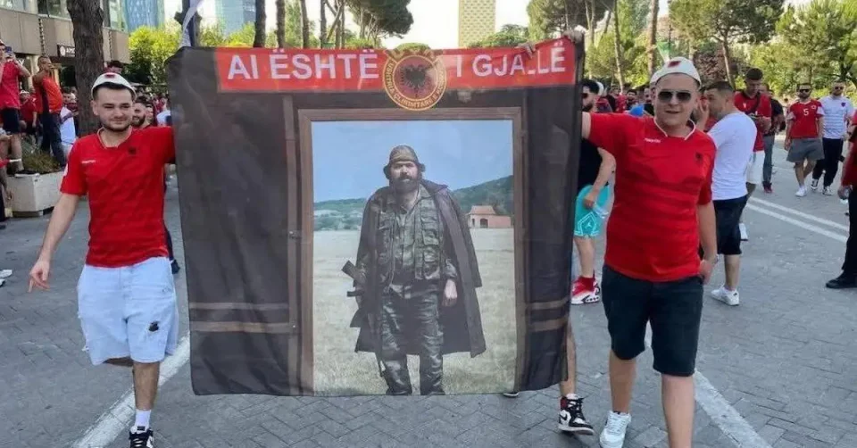 (ВИДЕО) СРБИ, СРБИ ДА ВИ ЈА …. МАЈКАТА: Провокативни пораки и симболи пред натпреварот меѓу репрезентациите на Албанија и Србија во Тирана