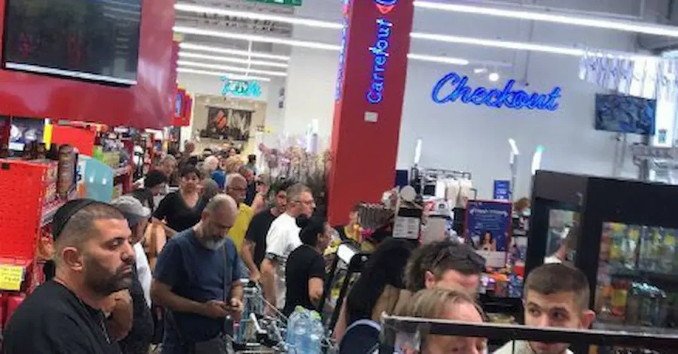 (ВИДЕО) ОЧЕКУВАН ОДГОВОР ОД ИРАН: Паника во Израел, граѓаните ги празнат полиците во супермаркетите
