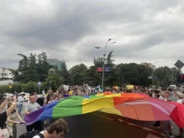 Парадата на гордоста низ улиците во Скопје на 21 јуни