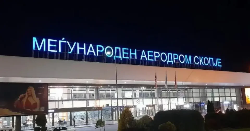АГРЕСИВНО СЕ ОДНЕСУВАЛ ВО АВИОНОТ И КОН ПОЛИЦИЈАТА: Приведен патник од Норвешка на аеродромот во Скопје