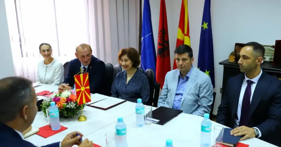 Положбата на македонското малцинство во Албанија: Сиљановска-Давкова оствари средба со претставници на Македонците во Албанија