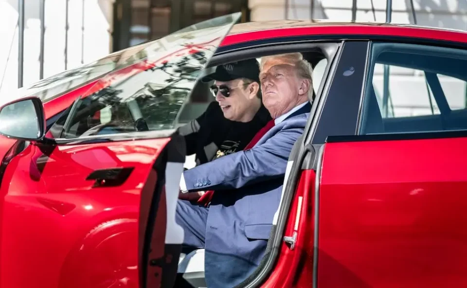 ОПАСНО ЈА СПУКАА: Трамп сака да ја продаде својата Тесла по кавгата со Маск