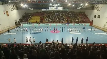 Навивачките групи „Чкембари“ и „Рибари“ во еден глас ја испеаја химната на Македонија во Охрид