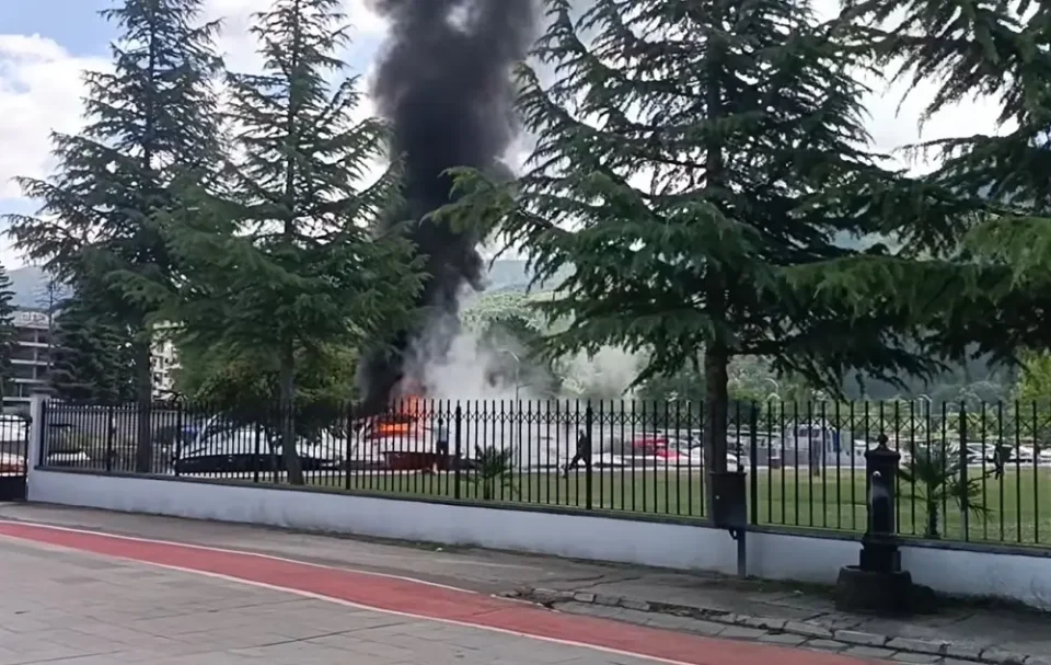 (ВИДЕО) СЕ ЗАПАЛИ ГЛИСЕР ВО КАНАЛ ВО ОХРИД: Предизвикана поголема материјална штета