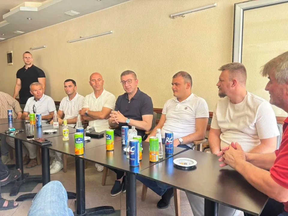 Мицкоски во Лабуништа: Искрен разговор за состојбите и заедничката иднина