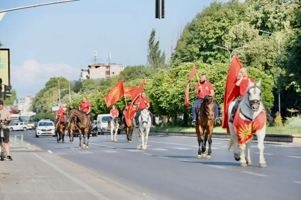 ТРАДИЦИЈАТА ПРОДОЛЖУВА, КОЊАНИЦАТА ТРГНУВА ОД СКОПЈЕ: Денеска започнува 16-та илинденска одисеја кон Крушево
