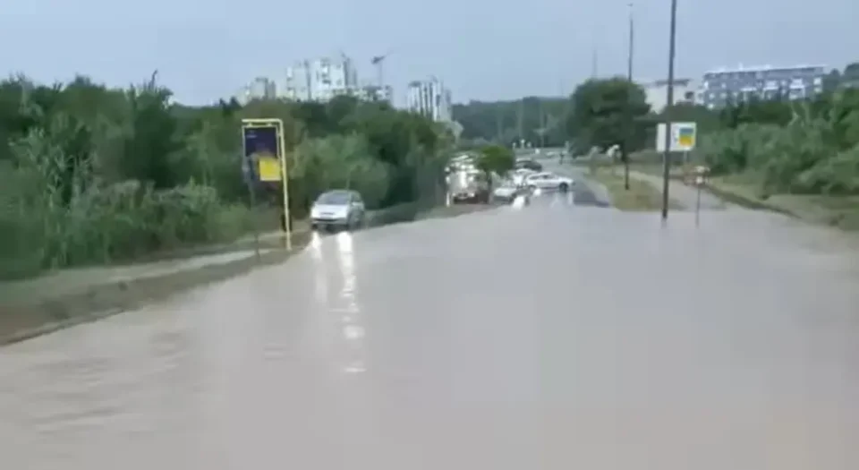 (ВИДЕО) НЕВРЕМЕ ВО ХРВАТСКА: Поплавени улици и нови предупредувања